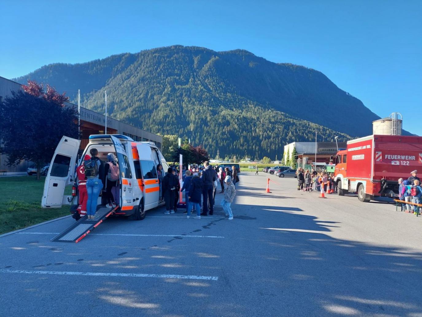 Kinder besichtigen ein Rettungsauto