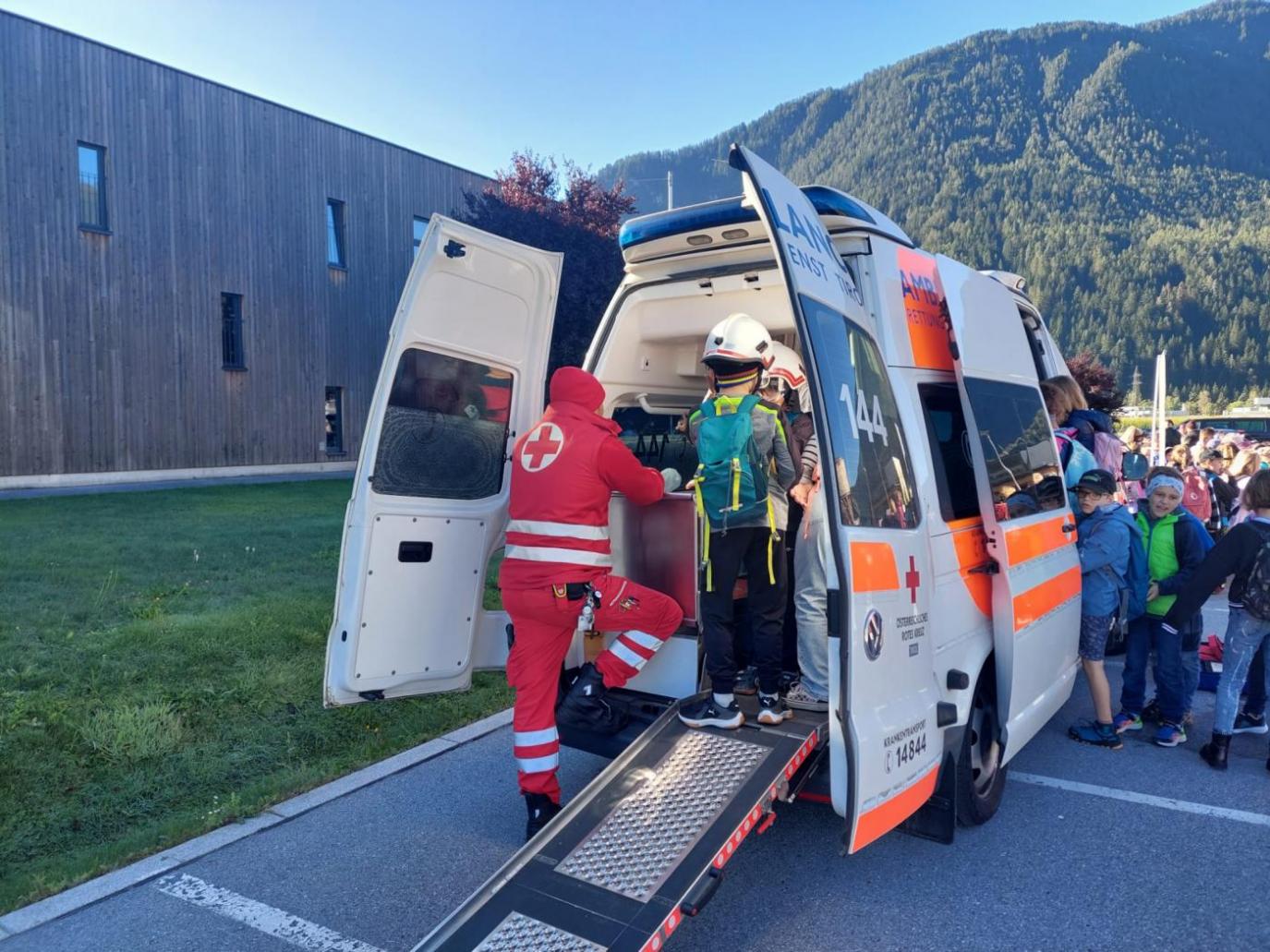 Kinder besichtigen ein Rettungsauto