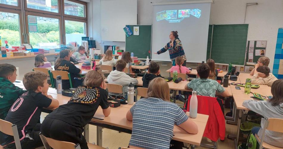 Kinder und Archäologin Julia Haas